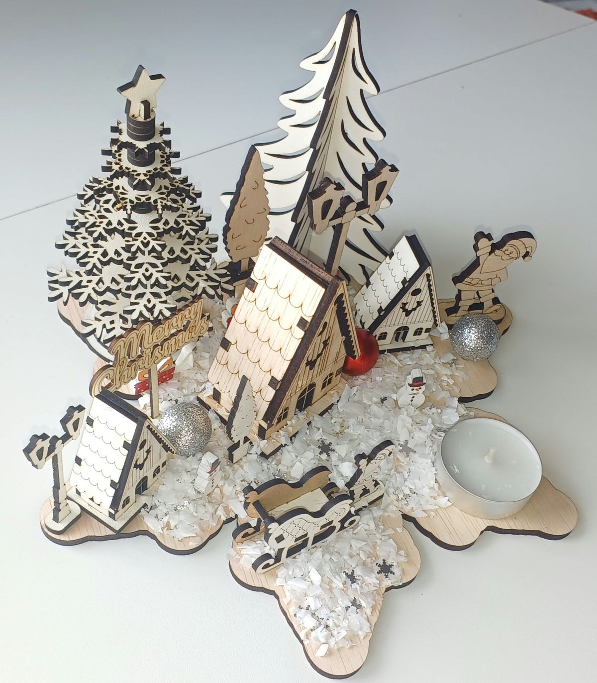 Aranjament Decorativ de Crăciun din Lemn și HDF – Sat de Iarnă cu Căsuțe, Brazi și Suport Lumânare Pastilă (22×13 cm)