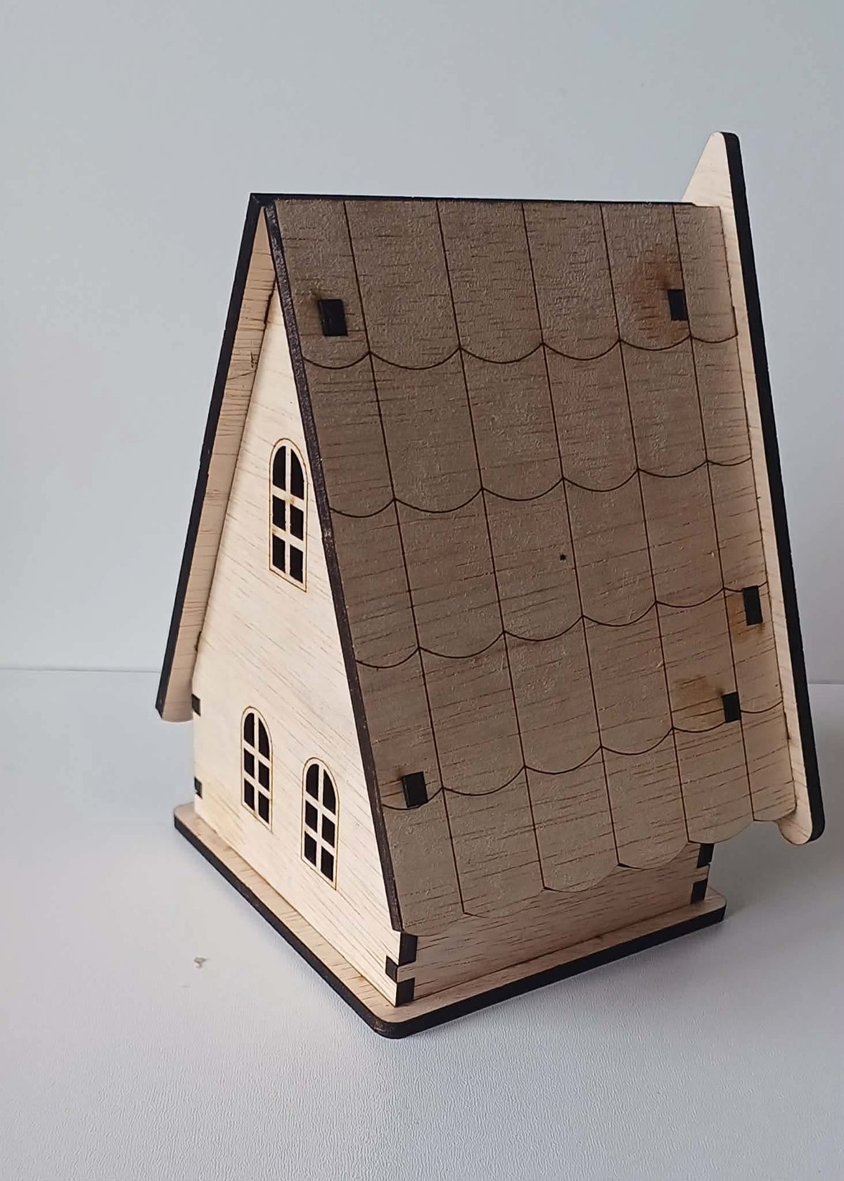 Căsuță Decorativă A-Frame din Lemn pentru Lumânare LED – Suport Luminos Rusti 14 cm