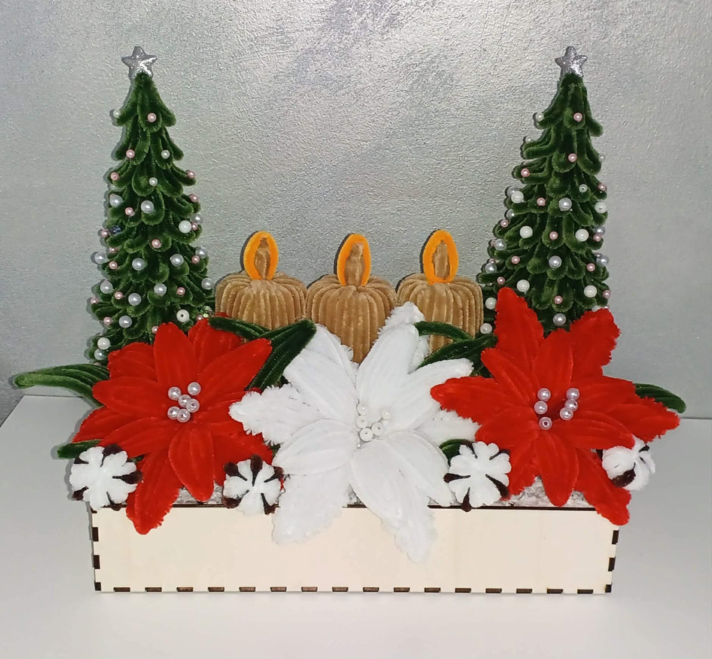 Aranjament Crăciun Handmade în Cutie de Lemn – Flori de Crăciun, Brazi și Lumânări din Sârmă Plușată
