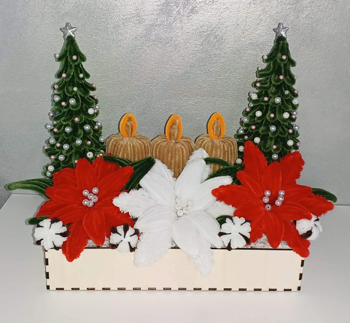 Aranjament Crăciun Handmade în Cutie de Lemn – Flori de Crăciun, Brazi și Lumânări din Sârmă Plușată