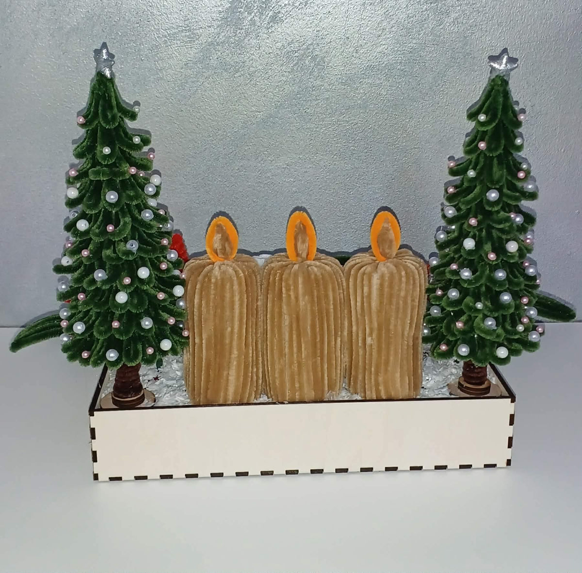 Aranjament Crăciun Handmade în Cutie de Lemn – Flori de Crăciun, Brazi și Lumânări din Sârmă Plușată