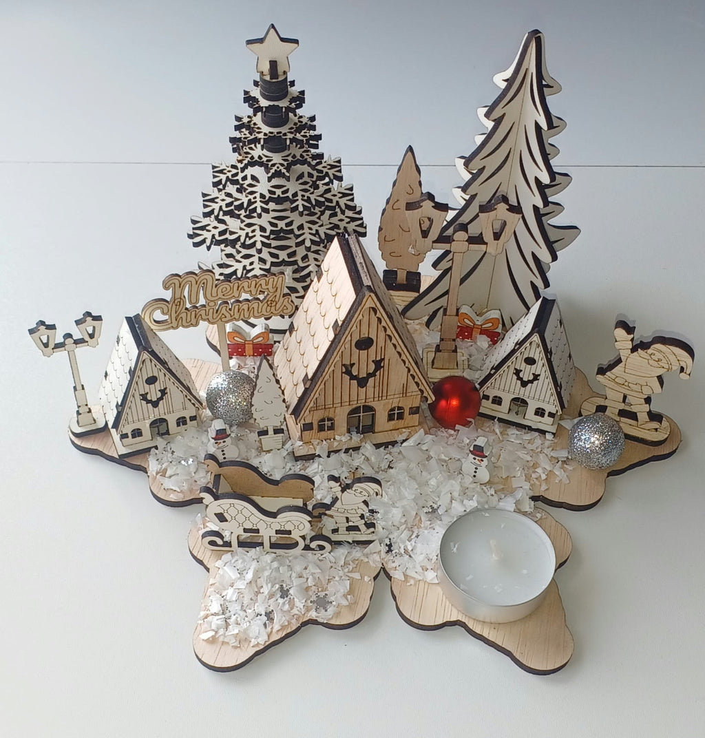Aranjament Decorativ de Crăciun din Lemn și HDF – Sat de Iarnă cu Căsuțe, Brazi și Suport Lumânare Pastilă (22×13 cm)