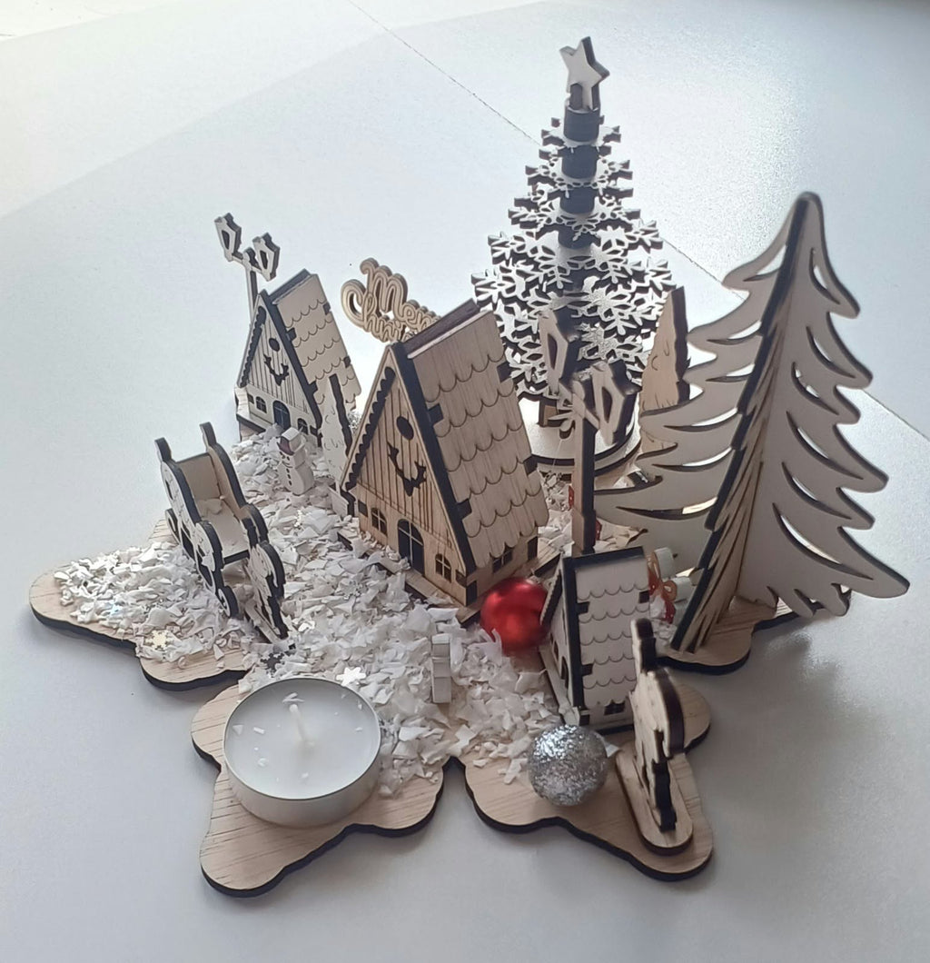 Aranjament Decorativ de Crăciun din Lemn și HDF – Sat de Iarnă cu Căsuțe, Brazi și Suport Lumânare Pastilă (22×13 cm)