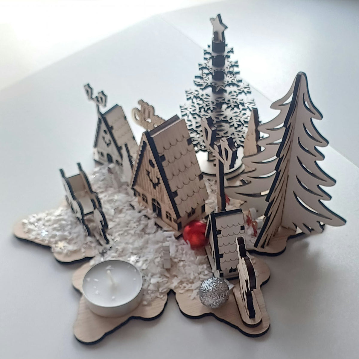 Aranjament Decorativ de Crăciun din Lemn și HDF – Sat de Iarnă cu Căsuțe, Brazi și Suport Lumânare Pastilă (22×13 cm)