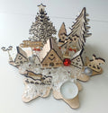 Aranjament Decorativ de Crăciun din Lemn și HDF – Sat de Iarnă cu Căsuțe, Brazi și Suport Lumânare Pastilă (22×13 cm)