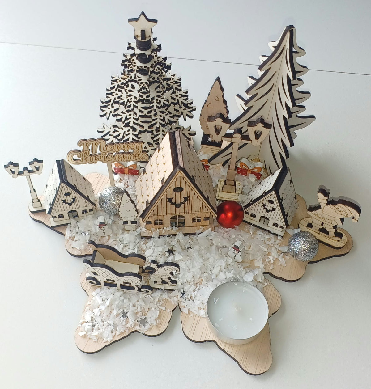Aranjament Decorativ de Crăciun din Lemn și HDF – Sat de Iarnă cu Căsuțe, Brazi și Suport Lumânare Pastilă (22×13 cm)