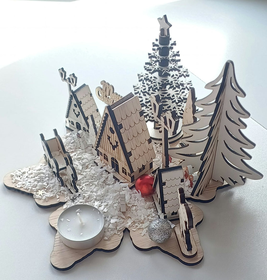 Aranjament Decorativ de Crăciun din Lemn și HDF – Sat de Iarnă cu Căsuțe, Brazi și Suport Lumânare Pastilă (22×13 cm)