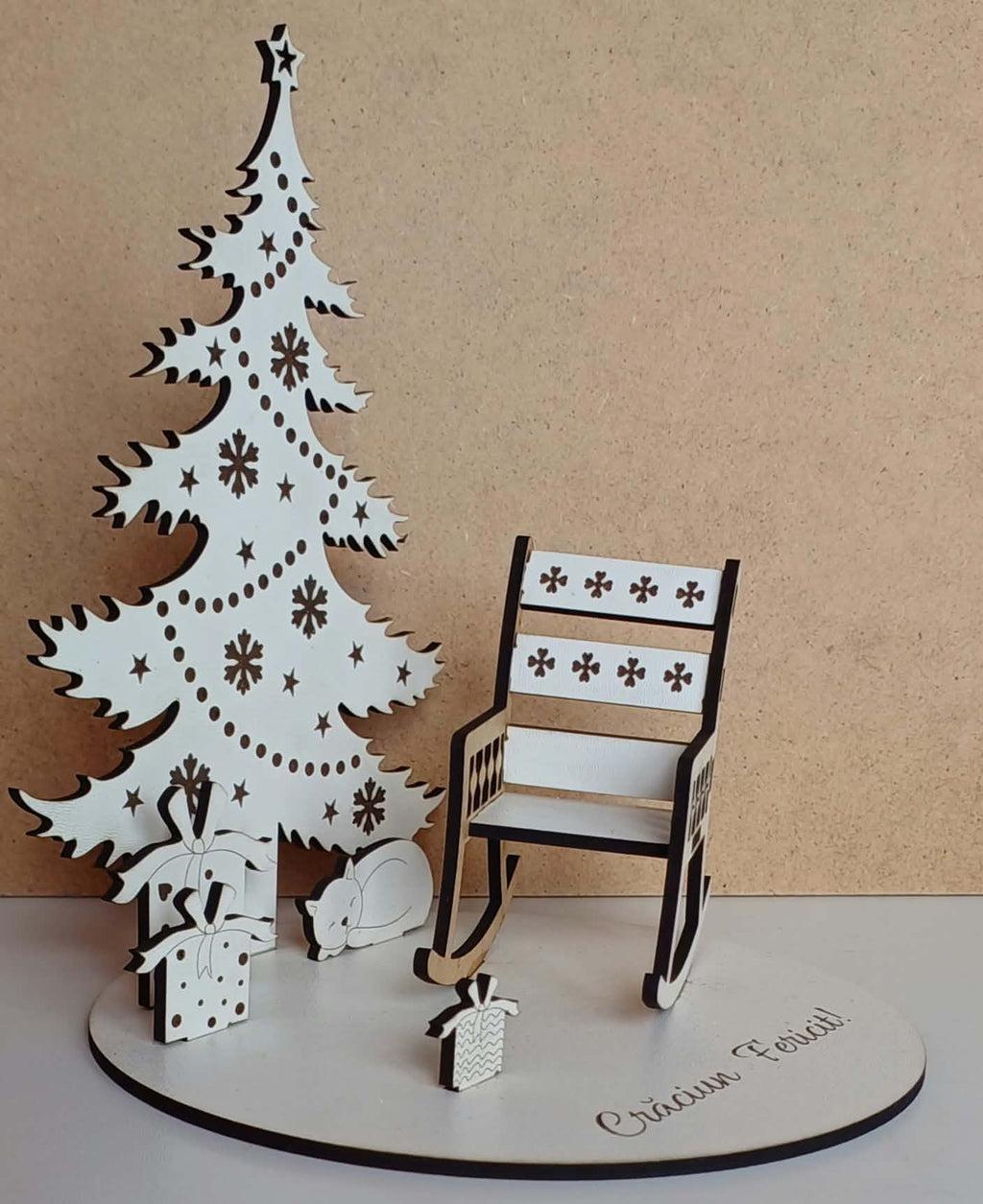 Decorațiune de Crăciun 3D din HDF – Brad, Balansoar și Cadouri „Crăciun Fericit!”