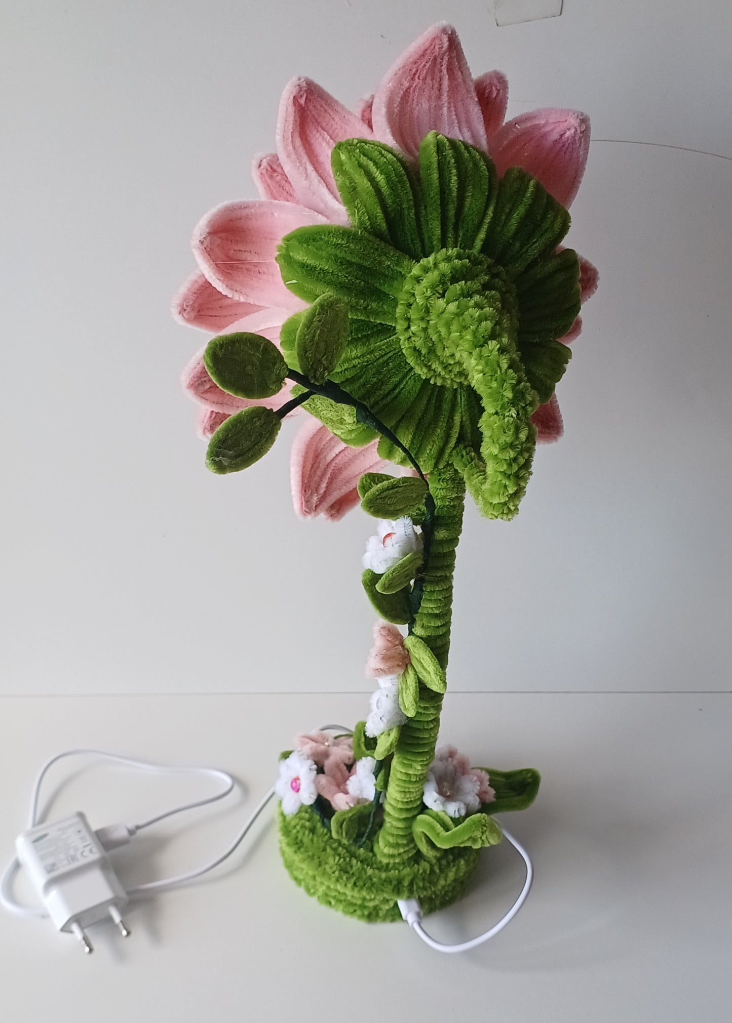 Veioza/lampa cu flori din  sarma plusata