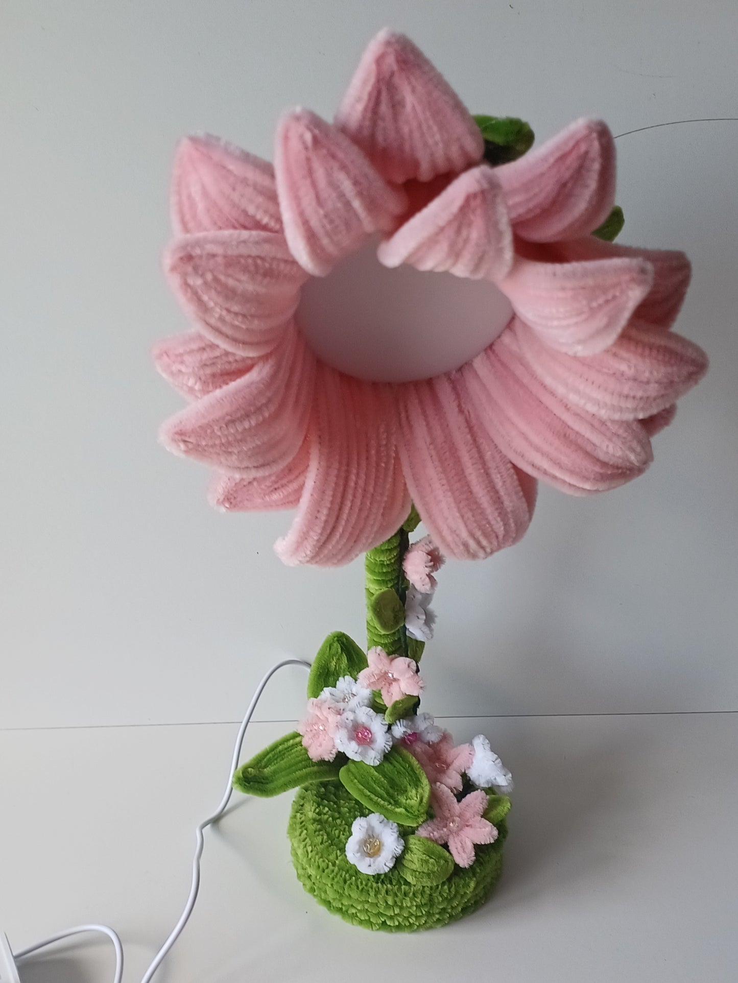 Veioza/lampa cu flori din  sarma plusata